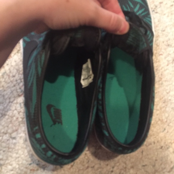 NIKE Toki Low TXT print Size 9.5 Lucid Green/Black - Picture 6 of 9